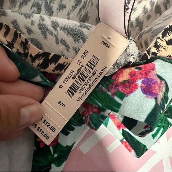 Victoria’s Secret No Show thong set - Picture 6 of 6